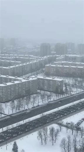 Снежная лавина ворвалась в метро Москвы! Кадры с камер Москва под ударом рекордного снегопада: из-за давления снежной массы входной павильон одной из станций метро пробило лавиной. На видео с камер наблюдения видно, как стеклянные двери не выдержали, и мощный снежный поток молниеносно прошёл через вестибюль, ворвался на платформу и засыпал всё многометровым снегом. #Москва #метро #снегопад #снег #лавина