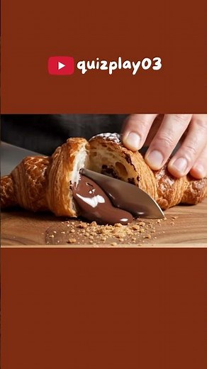 CROISSANT RELLENO DE CHOCOLATE CORTADO A LA MITAD 🥐🍫🔪
