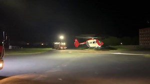 Hubschrauber landet mitten in der Nacht ► Ein Rettungshubschrauber kreiste in der Nacht auf Donnerstag über Hagen und landete schließlich um 00:30 auf dem Otto-Ackermann-Platz. Die Feuerwehr Hagen sicherte den Landeplatz ab und leuchtete den Hubschrauber-Landeplatz auf dem Höing zusätzlich aus. Eine Stunde später startete der Rettungshubschrauber „Christoph Gießen“ wieder. Der Grund war die dringende Verlegung eines Kindes aus der Kinderklinik in eine Spezialklinik nach Hannover. Der „Christoph 
