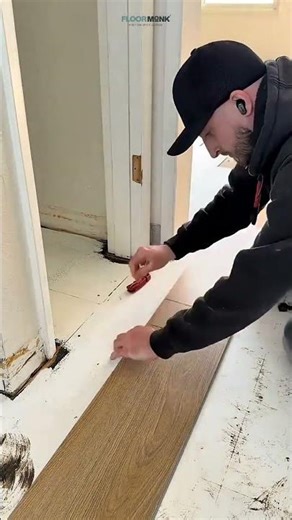 🪵 Perfect Door Jamb Flooring Cut ✨ Easy Laminate Installation Trick #spcflooring