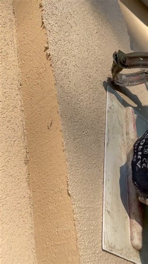 Seamless Blend! Applying Textured Stucco Finish to Exterior Wall Surfaces with a Float! 🧱🎨