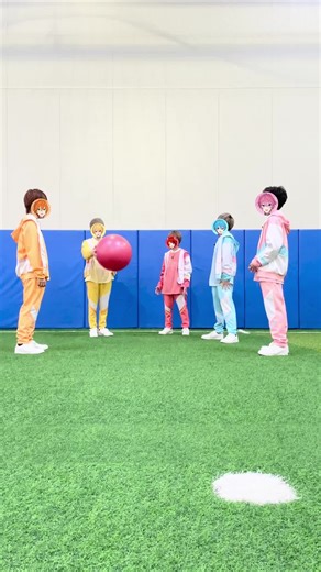すとぷりメンバーでボール遊びを楽しむ