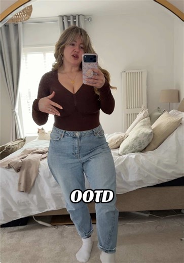 The best bodysuit I love it 😍 👆🏼👆🏼👆🏼 jeans are old from @TOPSHOP TOPMAN @FeelinGirl-UK #midsize#curvyoutfit#ukmum#mumstyle#simpleoutfit