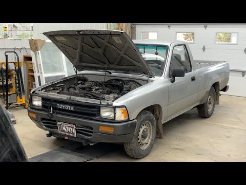 1991 Toyota pickup 22re oil change.￼