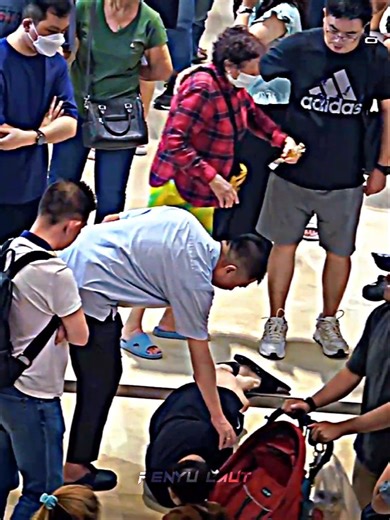 Prank pingsan di tengah keramaian‼️#shorts #unaveragestudent #prank