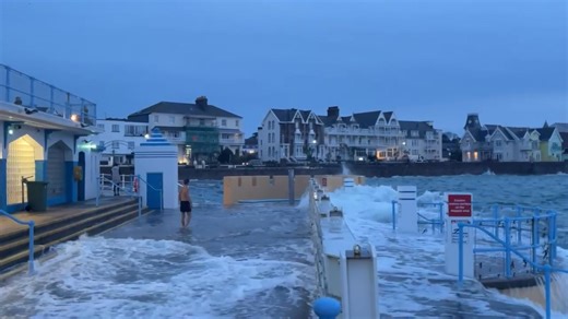 He DID NOT have a swim. | Paul Lakeman