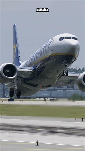 A plane had to land using only one landing gear - Flight Simulator #plane #game #aviation