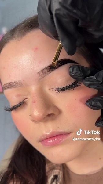 📍Sioux City, IA & Omaha, NE Have you been considering permanent makeup but hesitant to make the commitment? Henna brows would be perfect for you! Get the look and feel of Ombré Powder Brows before fully committing to the procedure. If you’ve been debating… this is your sign, secure your henna brow appointment now at Delegancebeautybar.com 📲 #hennabrows #eyebrowthreading #browmapping #browartist #pmuartist