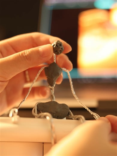 With hands. 🎵 Papercut - Linkin Park #stopmotion #animation #notai#noai #byhand#y2k #linkinpark #chesterbennington #mikeshinoda #joehahn #robbourdon#braddelson #davefarrell #skeleton #puppet #papercut #dragonframe #nostalgia