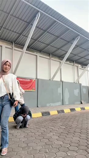 SAND BLASTING Mengapa harus sand blasting sebelum ke proses powder coating? Sand blasting adalah proses pembersihan suatu media dan penghalusan suatu media dangan pasir dan udara bertekanan tinggi. Tujuan dari sand blasting: - menghilangkan kotoran, karat,oli, cat yang membandel pada permukaan media -membuka pori pori agar cat dapat menempel lebih kuat -menghaluskan permukaan media yang sebelum dicat #icoblasting #sandblasting #powdercoatingindonesia #powdercoating #sragen