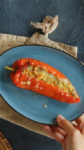 Poivrons farcis à la grecque 🫑 #food #poivrons #cheese 4 poivrons rouges 150 g de feta grecque 50 g de crème fraîche 50 g de kefalograviera râpé (ou bien pecorino, gruyère ou autre fromage à pâte dure corsé) 1 tomate coupée en dés 1 gousse d'ail 3 tiges de poireau 1 petit bouquet de persil plat 1 sachet de thé à la menthe ½ c. à c. d'origan séché 4 c. à s. d'huile d'olive extra vierge Sel et poivre Cuisson : 20-25 min à 180 °C | Bon Ap’