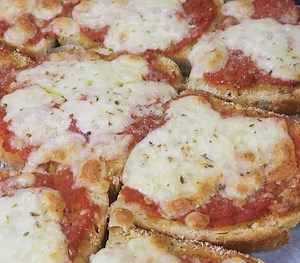 Bread pizza: the delicious and easy way to reuse stale bread