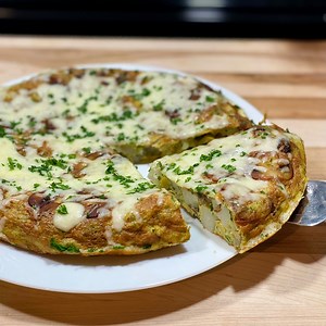 329K views · 11K reactions | Recette express d'une OMELETTE originale pour diner ou déjeuner‍ Ingrédients: 6 œufs 100g de salami 2 pommes de terre (300g) 4 champignons (75g) 50g d’olives vertes 3 oignons verts Persil 1 càc de beurre 30 ml de crème fraîche liquide 75g de mozzarella râpé Sel, poivre, cumin | Deli Cuisine | Facebook