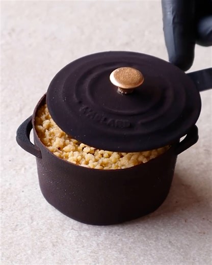 Bringing the heat & the sweet with this cast iron pot dessert | MetDaan Cakes