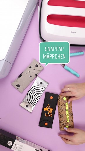 [Werbung] Schnelle no-sew Stiftemäppchen aus SnapPap mit dem @Cricut Maker 3 zaubern – Ein perfektes Geschenk, dem ihr mit Iron-On die verschiedensten Looks verleihen könnt. Die kostenlose Datei für die Mäppchen gibt es auf diyeule.de 🎄🎁✍🏻 . #diyeule #cricut #cricutmaker #cricutmaker3 #cricutyourideas #plotten #plotterliebe #youtube #diy #inspiration #diyblogger #diyidee #weihnachtsgeschenke #xmas #giftideas #wirmachenweihnachten #snappap