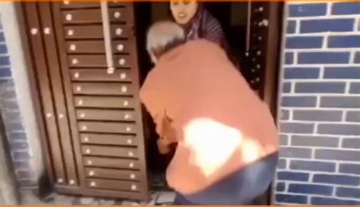 🚨 Kanpur Dowry Horror 🚨This is beyond shameful. A retired railway official, Ramesh Dubey, was caught on video mercilessly dragging and beating his daughter-in-law, Meenakshi Pandey, on the street , stripping her dignity as she cried for help. She alleges years of torture over a ₹20 lakh dowry and illegal remarriage by her husband. Only after public outrage did police act. Justice must be swift, strict, and unforgiving.