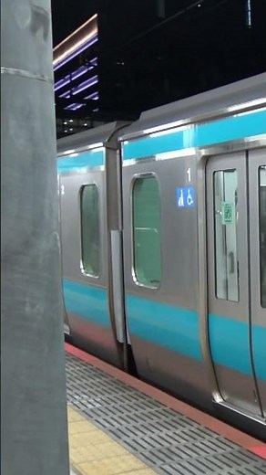 休日夜の田町駅に並んだ山手線外回りE235系と京浜東北線南行E233系