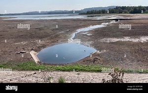 Low water levels at Chew Valley Lake Stock Video Footage - Alamy