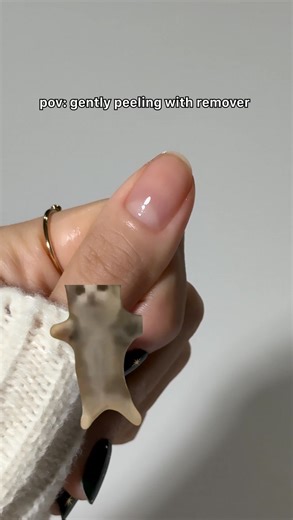 How to remove your ohora strips without damage! 💅🏼 Use the Easy Peel Remover for a safe & gentle removal✨ 1️⃣ Generously spray the remover and gently lift the edge between your nail and the strip. 2️⃣ Keep adding remover into the gap to loosen the adhesive, then slowly peel off the strip. ⚠️ Don’t pull them off by hand - it may damage your nails! Keep your nails healthy & shiny with Easy Peel Remover 💖 💅🏼 𝗽𝗿𝗼𝗱𝘂𝗰𝘁 𝗻𝗮𝗺𝗲: 𝗘𝗮𝘀𝘆 𝗣𝗲𝗲𝗹 𝗥𝗲𝗺𝗼𝘃𝗲𝗿 🛒 𝘀𝗵𝗼𝗽 𝗹𝗶𝗻𝗸 𝗶𝗻 𝗯