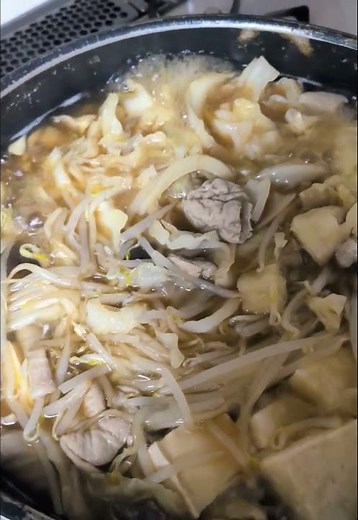 自宅飯 料理記録。豚もつ鍋。醤油ベースの味付けにしたもつ鍋。ボイルもつはそのまま使うと臭いし まだ硬いの温いお湯でよく洗い圧力鍋で下茹でしてから鍋へ投入。#料理 #料理記録 #おうちごはん #もつ鍋