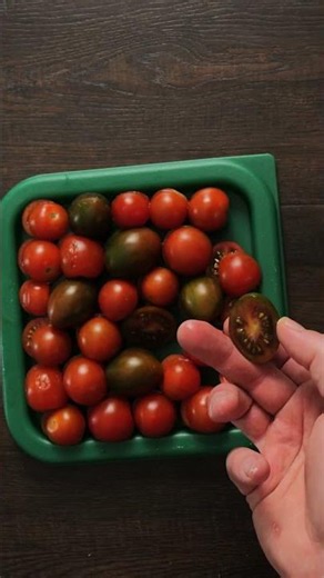 🍅 Summer is calling with this recipe for Cherry Tomato Tart! 🍅 Puff pastry is this recipe’s secret