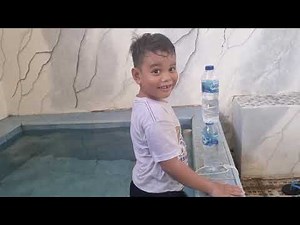 Manusia Planet bermain Air Kolam Mandi Zefa Daily