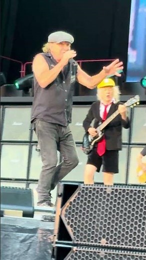 🎤🔥 AC/DC – When Brian Johnson sings, age becomes an afterthought. The moment wins