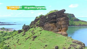 Un voyage au cœur des Comores, en partenariat avec l’ Office National du Tourisme Comores. N'hésitez pas à partager avec vos amis pour leur faire découvrir cette destination étonnante. Cap sur le Dos du dragon, cet ancien cratère à semi-immergé dont il ne subsiste aujourd’hui que cette dorsale, qui peut faire penser au dos d’un dragon endormi. Il est possible et même conseillé de faire Le sentier qui longe ces impressionnants blocs de pierre, bien plus hauts qu’ils n’y paraissent, jusqu’à une su