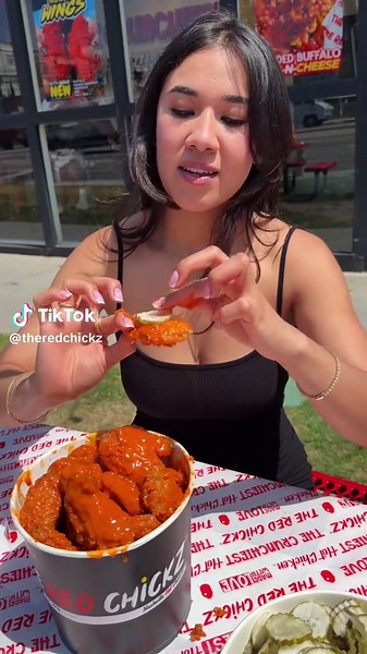 Who else eats their buffalo wings like this? 😍🔥 #chickenwings #theredchickz #buffalowings #chicken