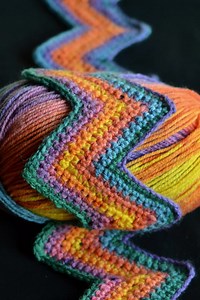 Textured Chevron Crochet Stitch Tutorial Learn how to crochet the textured chevron stitch with this easy tutorial. This zigzag crochet stitch is perfect for blankets, scarves and other projects that require an interesting texture. https://www.dailycrochet.com/how-to-crochet-zig-zag-blanket/ | DailyCrochet.com