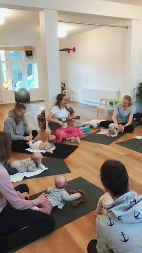“Jeg triller med min bold på din ryg .. “ fantastisk akustisk sang med Sofie og ukulelen til stimulastik. 🥰 . . . #sang #ukulele #stimulastik #massage #nedigear #mærkdinkrop #stimulering #udvikling #fredeeiksberg