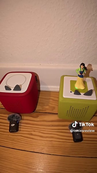 Heute teste ich die Toniebox 1 vs. Toniebox 2 – hört ihr den Unterschied? Viele sagen, die neue Box klingt viel klarer, lauter und mit besseren Bässen. Ich habe denselben Tonie auf beide Boxen gestellt und den Sound verglichen. Habt ihr Unterschiede gemerkt? Schreibt’s in die Kommentare! ✍️ #toniebox #toniebox2 #soundcheck #vergleich #klangtest