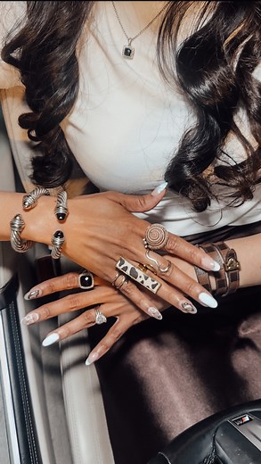 finger and arm candy 🍬 because nobody wants the tell without the show 😮‍💨here’s the skinny. some high, some low, all fab 👌🏽#davidyurman #braceletstack #ringstack | lastnamestokes