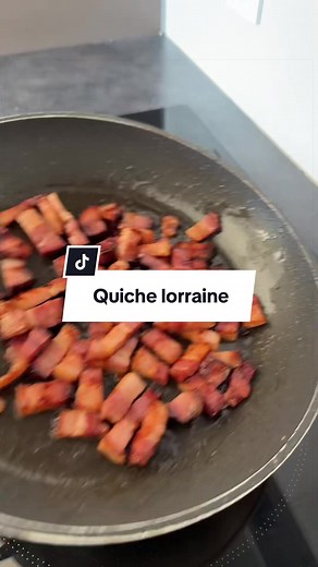 🥧 Quiche lorraine Ingrédients : • Pâte brisée • 200 g de lardons fumés • 3 œufs • 25 cl de crème entière • 25 cl de lait entier • Sel • Poivre • Muscade ⸻ Préparation : Foncez le cercle à pâtisserie avec la pâte brisée. Coupez les bords au ras du cercle. Réservez au frais. Cuire à blanc la pâte. Faire revenir les lardons. Égouttez-les pour retirer l’excès de graisse. Laissez tiédir. Dans un récipient, mélangez les œufs, la crème et le lait. Ajoutez le sel, le poivre et la muscade. Mélangez sans