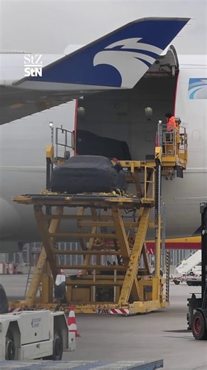 Am Flughafen in Stuttgart werden regelmäßig Autos von Herstellern aus Stuttgart verladen und per Luftfracht an ihren Bestimmungsort gebracht. So auch in dieser Woche: Mehrere Porsche wurden in eine Boeing 747-400F verfrachtet. Ziel der Maschine: Upington in Südafrika. #Stuttgart #Flughafen #Porsche | Stuttgarter Zeitung