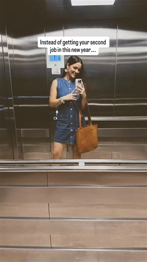 Anesia Moore | Digital marketing on Instagram: "Everyone is out here trying to “work more hours” to fix an income problem… But no one pauses to ask the real question: What if your next $1,000 didn’t come from more work —but from something you create once and sell over and over again? Here’s what I wish someone told me sooner: 🧠 A digital product isn’t about being creative. It’s about solving one small problem for someone who wants a shortcut. 🎨 You don’t need design skills. Canva has templates