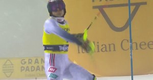 Madonna di Campiglio: Atle Lie McGrath vergibt Sieg im Nacht-Slalom mit Einfädler und schleudert Stock weg