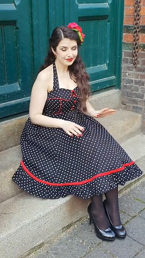 Die schönsten Kleider der 50er Jahre gibt es bei uns! Hier siehst Du unser Vanity Dress aus unserer exklusiven Forever Fifties Kollektion. Erhältliche Größen: XS(34) bis 5XL(52) ❤️ Versand aus Deutschland 1-3 Tage ❤️ Kostenlose Rücksendung ❤️ 14 Tage Bedenkzeit ❤️ Hochwertige Qualität #retrofashion #retrodress #retrooutfits #retroaesthetic #retroboutique #retroclothing #retrolove #retrocollection #vintage #vintagestyle #vintagefashion #vintageaesthetic #vintageclothing #vintageshop #vintagebouti