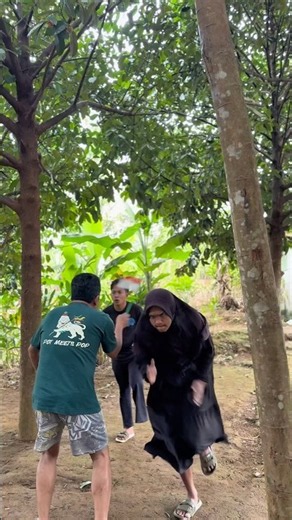 Ayuda loses the race, her feet get washed by the Nyai