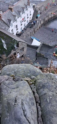 LOOKING DOWN TO THE 18TH CENTURY RED LION ON CLOVELLY'S 14TH CENTURY QUAY