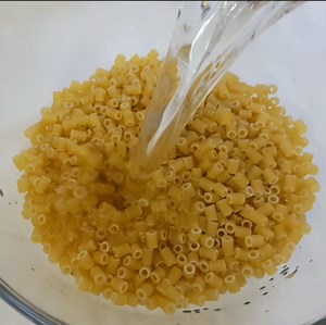 1.1M views · 6.9K reactions | مش هتصدقوا حطيت الماية على المكرونة وعملت أحلى عيش كوب ونص مكرونة نصف كوب دقيق ربع ملعقة صغيرة ملح نصف ملعقة صغيرة بيكينج باودر ملعقة صغيرة زيت | Rasha Elshami.رشا الشامى | Facebook