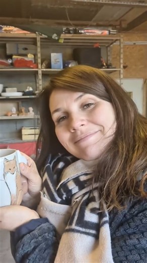 Atelier du Château d'Angleterre on Instagram: "Et toi, c’est quoi la tasse de tes rêves ? ☕️ Celle que tu ressort du lave-vaisselle pour pas en prendre une autre Celle que tu utilises tout le temps Celle qui te manque quand tu pars en vacances. Celle que tu ne prêtes même pas à ta super pote 😌 Et pour boire quoi d'ailleurs? Plutôt mug ou tasse ? Très chargé ou complètement épuré ? Un mug remis en main propre à celle pour qui elle a été imaginée 🧡 Collaboration @yza_kintsugi #mug #madeinalsace