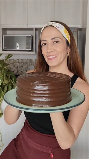 Ana Letícia Nogueira on Instagram: "Bolo da Matilda 🍫❤️🤌 com recheio e cobertura de Briganache! Um dos bolos mais deliciosos que existe 😋 INGREDIENTES: **Briganache: ✔️ 1 cx de leite condensado (395g) ✔️ 2 cxs de creme de leite (400g) ✔️ 30g de chocolate em pó 50% (2 colheres de sopa) ✔️ 300g de chocolate meio amargo ✔️ 100g de creme de leite ** Usei a Massa Chiffon de Chocolate numa forma 17x10cm. ** Fiz 3 camadas de massa e 2 camadas de recheio com 250g em cada, o restante usei na cobertura