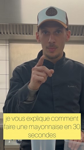 Recette express : base de mayonnaise maison en 30 secondes ! Spécial dédicace à Geoffrey ;) 1 œuf entier 1 jaune d’œuf ½ c. de moutarde ½ c. de vinaigre 250 ml d’huile neutre (pépin de raisin / tournesol …) Plonge ton mixeur, démarre en bas, remonte doucement… et c’est prêt ! 👌 À toi d’y ajouter ta touche perso : wasabi, miel, moutarde à l’ancienne… fais-toi plaisir ! #astuce #cuisine #food #passion #chef #mayonnaise #belgium #brussels #gastronomia | ChefRomain