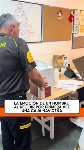 Rosario3 on Instagram: "🎁 EMOCIÓN NAVIDEÑA: VIGILADOR RECIBE SU PRIMERA CAJA 📹 El usuario agusbertero8 publicó el momento en que un empleado de seguridad recibe por primera vez la clásica caja navideña. 🥹 Al abrirla, se lo ve conmovido y agradecido."