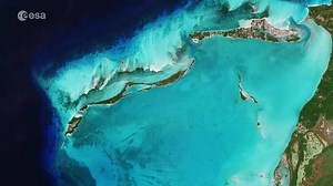 Covering just 800 sq m, Egg Island is officially an islet: a tiny, tiny island in the Bahamas archipelago! Sentinel-2 perfectly captured the contrast between the deeper darker waters of the Atlantic Ocean and the light blue shallow waters... which are a natural home for sea turtles! (Pic contains modified Copernicus Sentinel data (2018), processed by ESA) Read more: http://www.esa.int/spaceinvideos/Videos/2018/03/Earth_from_Space_Egg_Island | ESA - European Space Agency