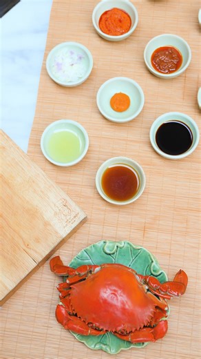 Mùa thu, mùa cua Mì cua lông, món ăn tinh tuý thấm đẫm tinh thần di sản của Thượng Hải với gạch cua, thịt cua đậm đà cùng mì kéo tay sợi lớn nay được biến tấu cùng cua thịt Cà Mau, gạch cua cà ra cùng phần gạch cua lông béo ngậy được chúng tôi nhập khẩu trực tiếp từ Trung Quốc. Ba hương vị cua ấy hoà quyện trong món mì cua đặc biệt tại Mãn - Mì cua nấm hoàng kim - 黄金蟹菇面 /huáng jīn xiè gū miàn/, cùng với chút đậm đà của nấm xào dầu cua, vị béo thơm của gạch cua, cùng thịt cua Cà Mau lẩn quất tron