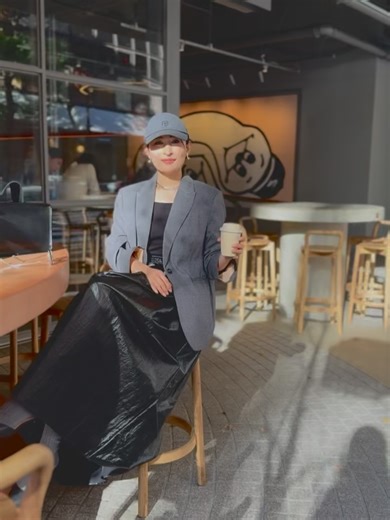 Aya on Instagram: "ジャケットにレザーライクスカートと キャップ マットと光沢のバランス それぞれ質感は違うけど、まとまりがあって 質感レイヤードしていく楽しさがある キャップは毛100%なのでコットンにはない上質感があるのが大人女子におすすめ jacket @hm skirt @un_number.official cap @deuxiemeclasse"