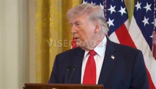 🚨🇺🇸🇫🇷 Trump just mocked Macron by saying his wife "treats him extremely badly" and he's "still recovering from the right to the jaw."Brigitte Macron is 71. Emmanuel Macron is 48. They have been married since 2007.