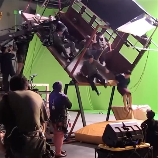 Which visual effects in #GodzillaMinusOne left you wondering, "How did they do that?" 🎟: https://ow.ly/i3RS50Qm9XL | Toho Godzilla